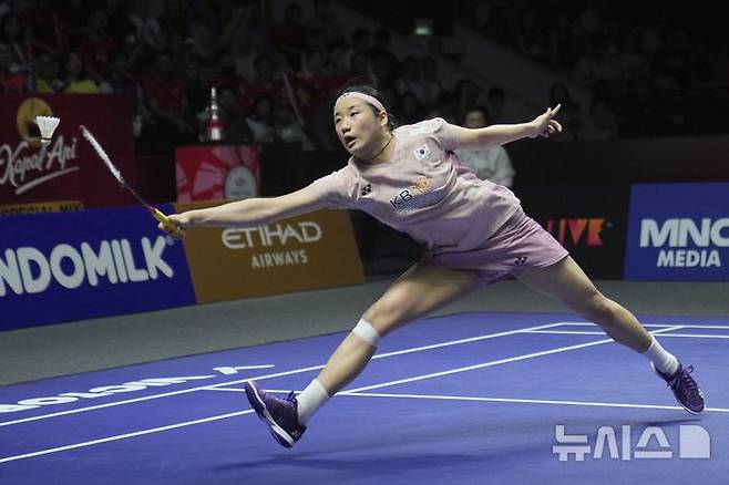 [자카르타=AP/뉴시스] 안세영(1위)이 8일(현지시간) 인도네시아 자카르타 이스토라 스타디움에서 열린 세계배드민턴연맹(BWF) 월드투어 슈퍼 1000 인도네시아 오픈 여자 단식 결승에서 왕즈이(2위·중국)와 경기하고 있다. 안세영이 2-1(13-21 21-19 21-15)로 역전승을 거두고 4년 만에 정상을 탈환했다. 2025.06.08.