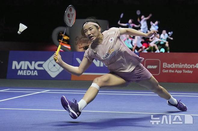 [자카르타=AP/뉴시스] 안세영(1위)이 8일(현지시간) 인도네시아 자카르타 이스토라 스타디움에서 열린 세계배드민턴연맹(BWF) 월드투어 슈퍼 1000 인도네시아 오픈 여자 단식 결승에서 왕즈이(2위·중국)와 경기하고 있다. 안세영이 2-1(13-21 21-19 21-15)로 역전승을 거두고 4년 만에 정상을 탈환했다. 2025.06.08.