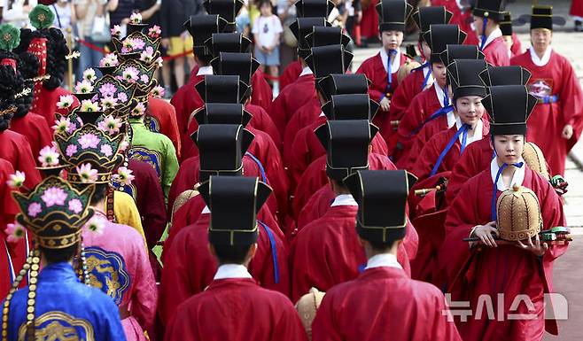 [서울=뉴시스] 김근수 기자 = 8일 오후 서울 종로구 경복궁 근정전에서 세종조 회례연이 펼쳐지고 있다.궁중 연례악과 무용을 재현한 세종조 회례연은 지난 2013년 이후 12년 만에 경복궁에서 다시 열렸다. 2025.06.08. ks@newsis.com