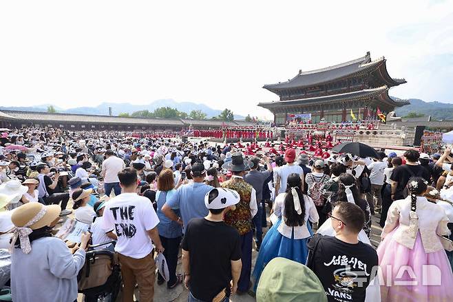 [서울=뉴시스] 김근수 기자 = 8일 오후 서울 종로구 경복궁 근정전에서 세종조 회례연이 펼쳐지고 있다.궁중 연례악과 무용을 재현한 세종조 회례연은 지난 2013년 이후 12년 만에 경복궁에서 다시 열렸다. 2025.06.08. ks@newsis.com