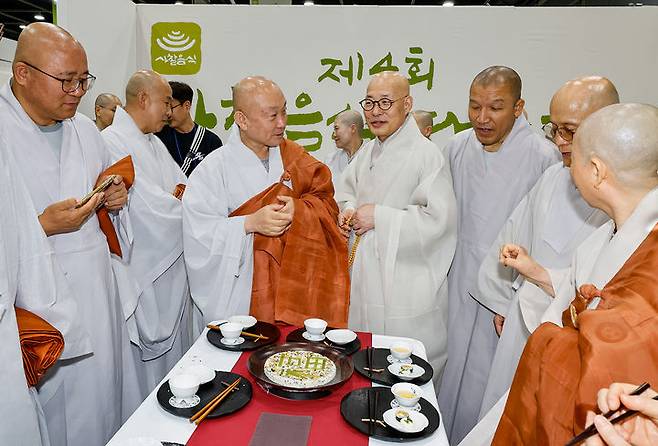 [서울=뉴시스] 7일 서울 서초구 aT센터 제1전시장에서 열린  '제4회 사찰음식 대축제'에 참석한 대한불교조계종 총무원장 진우스님(왼쪽에서 네번째)과 한국불교문화사업단장 만당스님(왼쪽에서 세번째) (사진=대한불교조계종 한국불교문화사업단 제공) *재판매 및 DB 금지