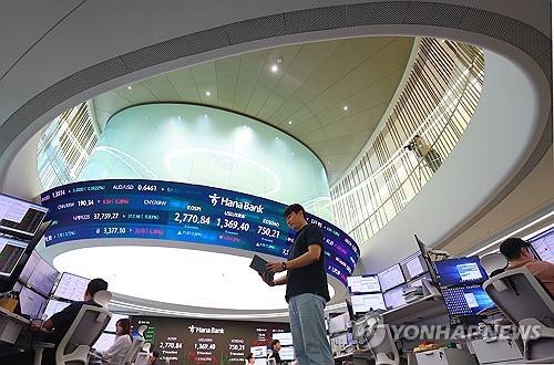 하나은행 딜링룸 [연합뉴스 자료사진 제공]