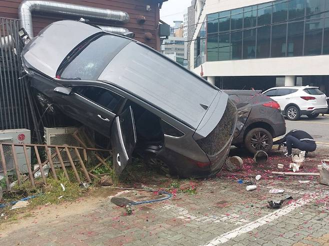 8일 부산 해운대구 중동 한 마트 주차장에서 60대 남성이 몰던 SUV차량이 주차된 차량과 건물 외벽을 들이받은 모습. 부산경찰청 제공