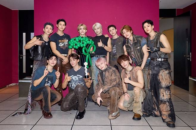 7일 방송한 MBC '쇼! 음악중심'에서 신곡 '썬더'로 1위를 차지한 세븐틴. 플레디스 엔터테인먼트 제공