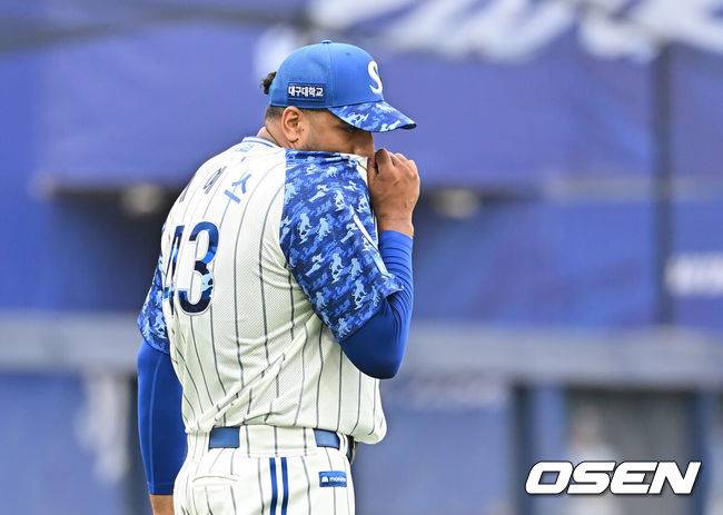 [OSEN=대구, 이석우 기자] 7일 대구삼성라이온즈파크에서 2025 신한 SOL 뱅크 KBO 리그 삼성 라이온즈와 NC 다이노스의 경기가 열렸다. 홈팀 삼성은 레예스가, 방문팀 NC는 신민혁이 선발 출전했다. 삼성 라이온즈 선발 투수 레예스가 3회초 1사 1루 NC 다이노스 데이비슨에게 중월 2점 홈런을 맞고 아쉬워하고 있다. 2025.06.07 / foto0307@osen.co.kr