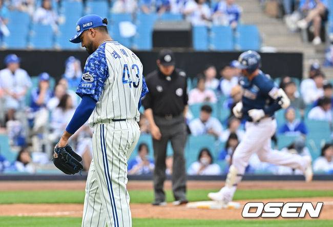 [OSEN=대구, 이석우 기자] 7일 대구삼성라이온즈파크에서 2025 신한 SOL 뱅크 KBO 리그 삼성 라이온즈와 NC 다이노스의 경기가 열렸다. 홈팀 삼성은 레예스가, 방문팀 NC는 신민혁이 선발 출전했다. 삼성 라이온즈 선발 투수 레예스가 3회초 1사 1루 NC 다이노스 데이비슨에게 중월 2점 홈런을 맞고 아쉬워하고 있다. 2025.06.07 / foto0307@osen.co.kr