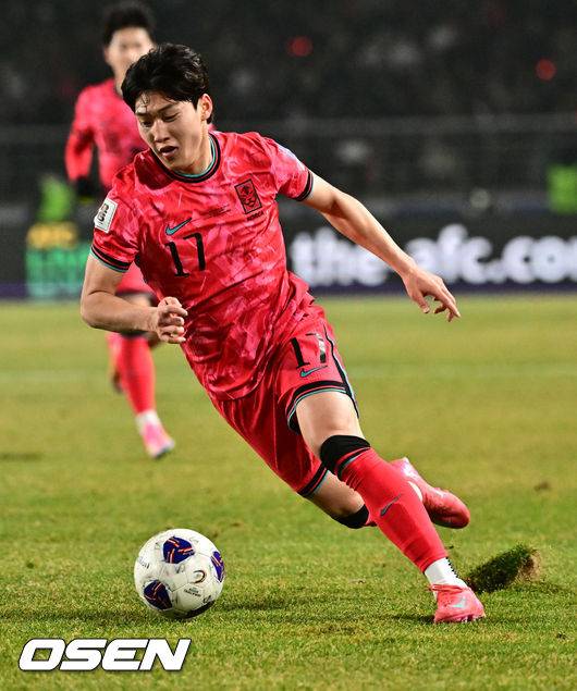 [OSEN=고양, 조은정 기자]대한민국 대표팀이 홈에서 오만에 1-1로 비겼다.&nbsp;홍명보(56)&nbsp;감독이 이끄는 한국 축구 대표팀은 20일 오후 8시 고양종합운동장에서 열린 2026 국제축구연맹(FIFA) 북중미 월드컵 아시아지역 3차 예선 B조 7차전 오만과 맞대결을 치러 1-1로 비겼다.이로써 한국은 승점 15점(4승 3무)을 기록하며 B조 1위를 유지했다.후반 한국 배준호가 질주하자 잔디가 들리고 있다. 2025.03.20 /cej@osen.co.kr