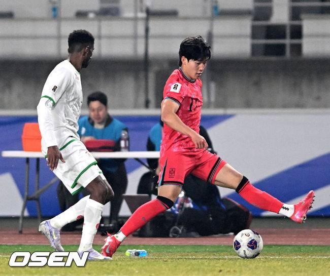 [OSEN=고양, 이대선 기자] 20일 오후 경기도 고양종합운동장에서 2026 국제축구연맹(FIFA) 북중미 월드컵 아시아지역 3차 예선 B조 7차전 한국과 오만의 경기가 열렸다.승점 14점(4승 2무)으로 B조 1위를 유지하고 있는 한국이 오만전과 25일 예정된 요르단전에서 모두 승리해 승점 6점을 얻어낸다면,&nbsp;6월&nbsp;예정된&nbsp;이라크, 쿠웨이트와 경기 결과와 상관없이 11회 연속 월드컵 본선 진출을 &nbsp;확정 짓는다.후반 한국 배준호가 드리블 돌파를 하고 있다. 2025.03.20 /sunday@osen.co.kr