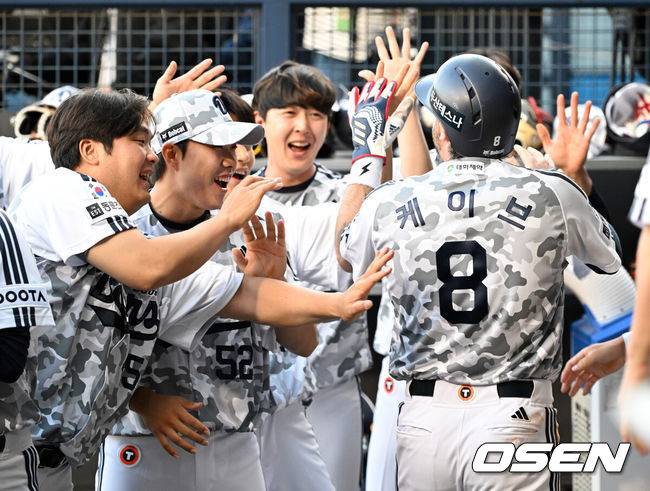 [OSEN=잠실, 이대선 기자] 4일 오후 서울 잠실야구장에서 2025 신한 SOL Bank KBO리그 두산 베어스와 KIA 타이거즈의 경기가 열렸다.두산은 최민석, KIA는 네일을 선발 투수로 내세웠다.1회말 1사 1,2루에서 김재환의 좌전 적시 2루타 때 홈을 밟은 케이브가 더그아웃에서 동료들과 하이파이브를 하고 있다. 2025.06.04 /sunday@osen.co.kr