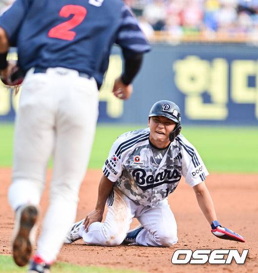 [OSEN=잠실, 박준형 기자] 7일 오후 서울 잠실구장에서 ‘2025 신한 SOL BANK KBO리그’ 두산 베어스와 롯데 자이언츠의 경기가 진행됐다.이날 두산은 최승용을 롯데는 이민석을 선발투수로 내세웠다.2회말 1사 1루 두산 여동건의 타석때 1루 주자 박계범이 견제에 걸린뒤 주저앉아 있다.   2025.06.07 / soul1014@osen.co.kr