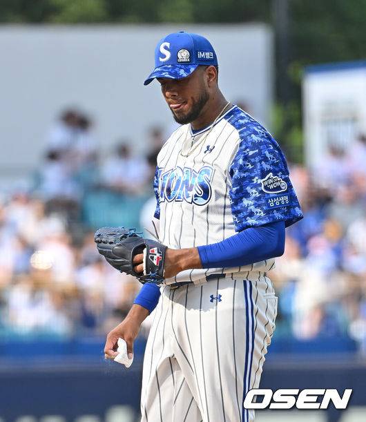 [OSEN=대구, 이석우 기자] 7일 대구삼성라이온즈파크에서 2025 신한 SOL 뱅크 KBO 리그 삼성 라이온즈와 NC 다이노스의 경기가 열렸다. 홈팀 삼성은 레예스가, 방문팀 NC는 신민혁이 선발 출전했다. 삼성 라이온즈 선발 투수 레예스가 1회초 2실점하고 아쉬워하고 있다. 2025.06.07 / foto0307@osen.co.kr