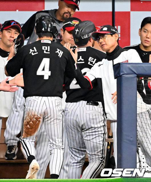 [OSEN=고척, 민경훈 기자] 8일 오후 서울 고척스카이돔에서 2025 신한 SOL Bank KBO리그 키움 히어로즈와 LG 트윈스의 경기가 열렸다.키움은 정현우, LG는 송승기를 선발 투수로 내세웠다.1회초 1사 주자 3루 LG 오스틴의 유격수 앞 땅볼 때 홈을 밟은 신민재가 덕아웃에서 염경엽 감독과 하이파이브를 하고 있다. 2025.06.08 /rumi@osen.co.kr