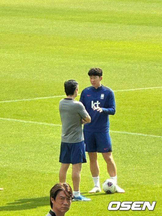 [사진] 훈련 전 대화하는 손흥민