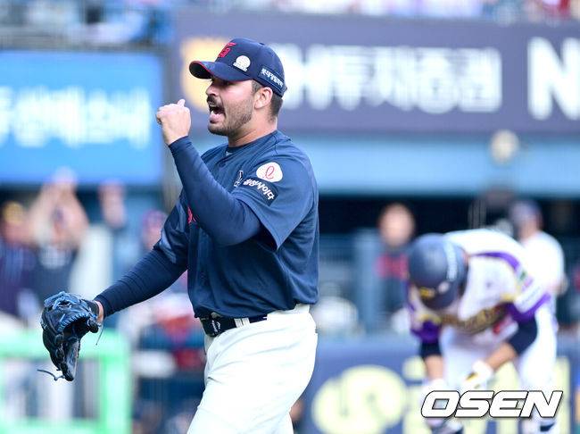 [OSEN=잠실, 최규한 기자] 8일 서울 잠실야구장에서 ‘2025 신한 SOL Bank KBO리그’ 두산 베어스와 롯데 자이언츠의 경기가 열렸다.홈팀 두산은 곽빈, 방문팀 롯데는 알렉 감보아를 선발로 내세웠다.5회말 2사 1, 2루 상황 두산 김대한을 포수 파울플라이로 이끈 롯데 선발 감보아가 기뻐하고 있다. 2025.06.08 / dreamer@osen.co.kr