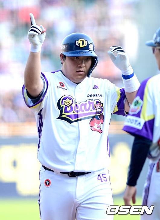 [OSEN=잠실, 최규한 기자] 8일 서울 잠실야구장에서 ‘2025 신한 SOL Bank KBO리그’ 두산 베어스와 롯데 자이언츠의 경기가 열렸다.홈팀 두산은 곽빈, 방문팀 롯데는 알렉 감보아를 선발로 내세웠다.4회말 2사 2루 상황 두산 김기연이 추격의 1타점 적시타를 날리고 1루에 안착해 기뻐하고 있다. 2025.06.08 / dreamer@osen.co.kr