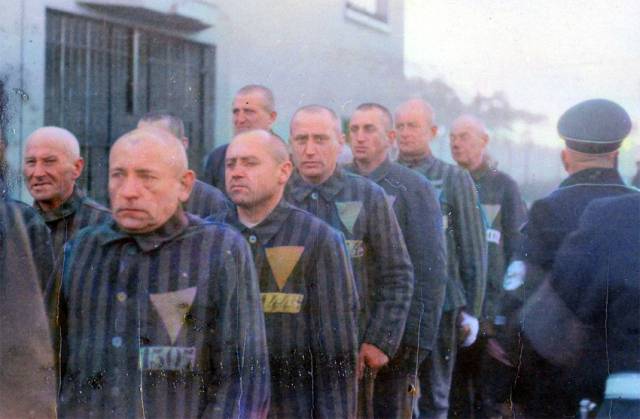 ▲ 1938년 12월 독일 작센하우젠 수용소의 수감자들. 굳은 얼굴 표정에서 겨울의 혹독한 수용소 환경이 전해진다. Ⓒ위키미디어