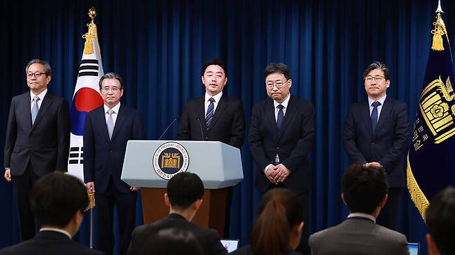 강훈식 대통령 비서실장(가운데)이 6일 서울 용산 대통령실 청사에서 대통령실 1차 인선을 발표하고 있다. 왼쪽부터 문진영 사회수석비서관, 김용범 정책실장, 강 비서실장, 하준경 경제성장수석, 류덕현 재정기획보좌관.