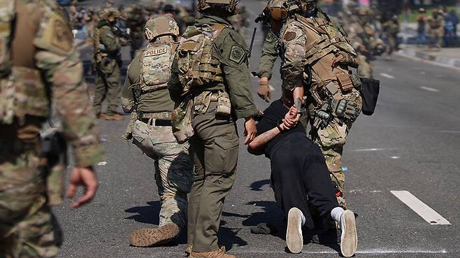 7일(현지시간) LA 이민 단속 반대 시위 현장 투입된 요원들.