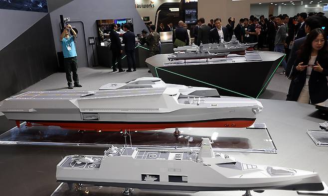 부산 해운대구 벡스코 제1전시장에서 지난달 28일 열린 ‘2025 국제해양방위산업전(MADEX)’에서 참가자들이 HD현대중공업 부스를 찾아 최신형 호위함 등을 살펴보고 있다.&nbsp;부산=뉴시스