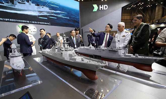 부산 해운대구 벡스코 제1전시장에서 지난달 28일 열린 ‘2025 국제해양방위산업전(MADEX)’에서 참가자들이 HD현대중공업 부스에 있는&nbsp;최신형 호위함 등을 보고 있다.&nbsp;부산=뉴스1