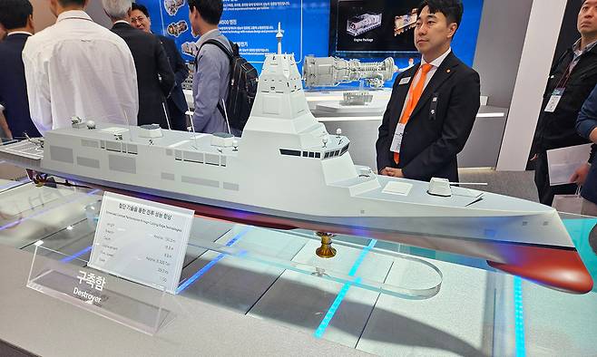 부산 해운대구 벡스코 제1전시장에서 지난달 28일 열린 ‘2025 국제해양방위산업전(MADEX)’에서 한화오션 부스에&nbsp;최신형 호위함 모형이 전시되어 있다. 박수찬 기자