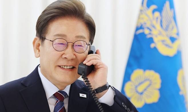 이재명 대통령이 지난 6일 서울 한남동 관저에서 취임 후 처음으로 도널드 트럼프 미국 대통령과 전화 통화를 하고 있다. 연합뉴스