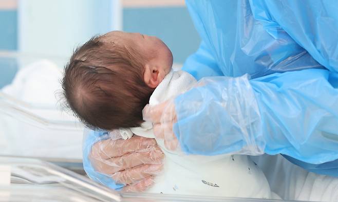 한 병원 신생아실에서 간호사가 신생아들을 돌보고 있다. 뉴시스