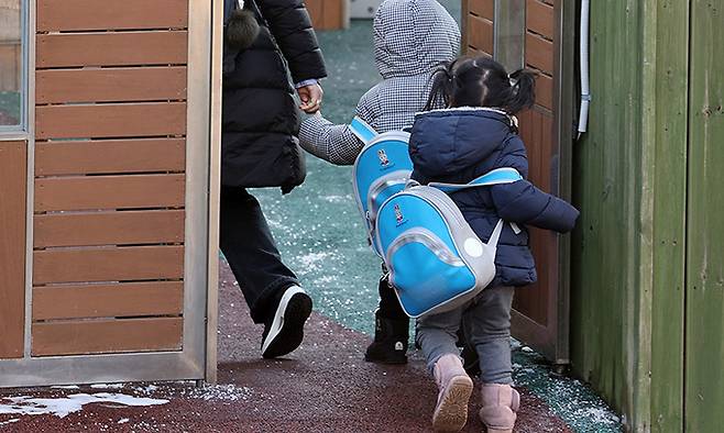 서울시내 한 어린이집에서 어린이들이 등원하고 있다. 뉴스1