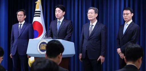 강훈식 대통령 비서실장이 8일 서울 용산구 대통령실 청사에서 수석급 인선 발표를 하고 있다. 오른쪽 세번째가 대통령실 민정수석에 임명된 오광수 대륙아주 변호사. 뉴스1