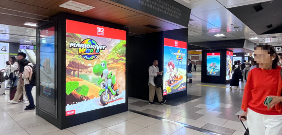 지난 5일 일본 도쿄역 역사 내 디지털 광고판에 닌텐도의 ‘스위치2’ 광고가 게재돼 있다. 도쿄 명희진 특파원