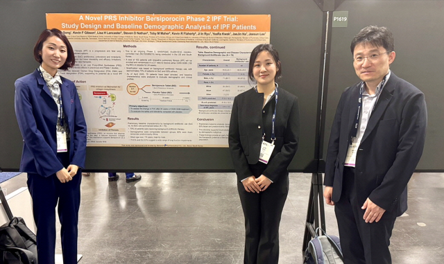 송진우(오른쪽) 서울아산병원 호흡기내과 교수가 미국흉부학회(ATS)에서 대웅제약의 특발성 폐섬유증(IPF) 신약 ‘베르시포로신’ 임상 2상 관련 포스터 발표를 하고 있다. 사진 제공=대웅제약