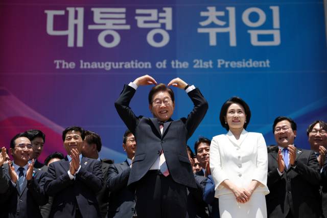 이재명 대통령 내외가 4일 오전 서울 여의도 국회 로텐더홀에서 취임 선서를 마치고 나와 잔디광장에 모인 시민들을 향해 하트를 만들어 보이고 있다. 오승현 기자