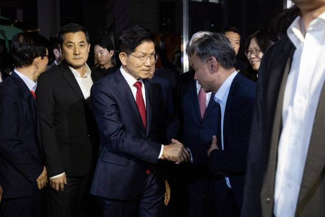 김문수 국민의힘 대선 후보가 4일 대선 패배 승복 기자회견을 하기 위해 서울 여의도 중앙당사에 들어서며 당직자들과 인사하고 있다. 성형주 기자