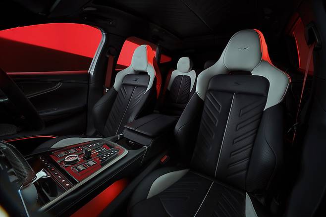 애스턴마틴 DBX S