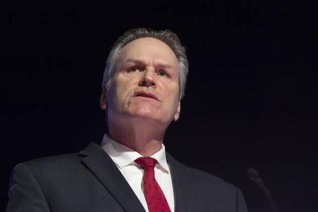 마이크 던리비 알래스카 주지사가 3일(현지 시간) 미국 알래스카 앵커리지에서 열린 ‘제4회 알래스카 지속 가능한 에너지 콘퍼런스’에서 발언하고 있다. AP연합뉴스