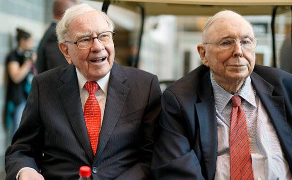 워런 버핏과 찰리 멍거(오른쪽)가 2019년 5월 3일 버크셔 해서웨이 연례 주주총회에 앞서 기자들과 잠시 이야기를 나누고 있다. 버핏은 찰리 멍거가 사망하자 “버크셔 해서웨이 제국의 실질적 설계자는 오랜 동반자인 찰리 멍거”라고 공을 돌렸다. AP/뉴시스