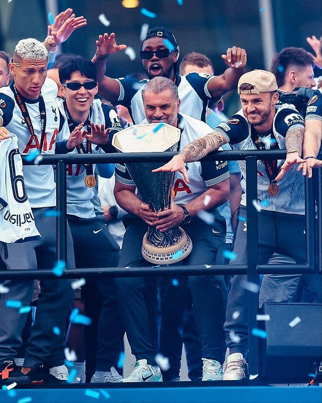 성적 부진으로 경질된 엔제 포스테코글루 감독(가운데)을 상당수 토트넘 선수들은 지지했다. 주장 손흥민(선글라스 착용)과 제임스 매디슨 등 베테랑들이 특히 많은 신뢰를 보였다. 지난달 북런던 도심에서 진행된 UEL 우승 기념 카퍼레이드에서 포스테코글루 감독이 트로피를 들어올리는 모습. 사진출처｜토트넘 홋스퍼