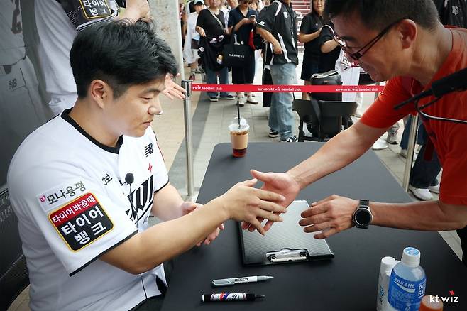 지난 시즌을 끝으로 그라운드를 떠난 KT 조용호가 8일 수원KT위즈파크에서 열린 은퇴 기념 팬 사인회를 통해 팬들에게 인사하고 있다. 사진제공|KT 위즈