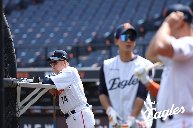 배팅케이지 뒤에서 훈련을 지켜보는 김경문 한화 감독. 한화 이글스 제공