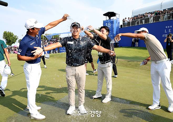 김홍택이 8일 부산 기장 아시아드CC에서 열린 KPGA투어 백송홀딩스 아시아드CC 부산오픈 최종라운드에서 우승한뒤 동료들의  물세례 축하를 받으며 기쁨을 만끽하고 있다. ｜KPGA 제공