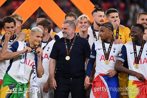 포스테코글루 감독과 토트넘 선수단 / 사진=Gettyimages 제공