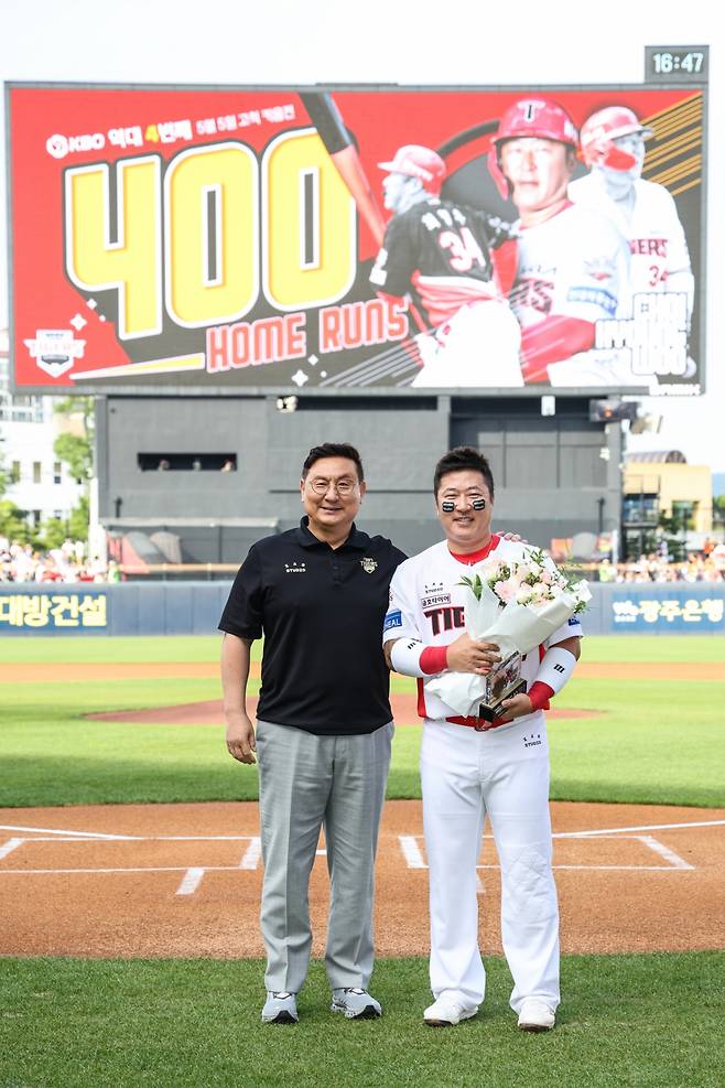 심재학(왼쪽) KIA 타이거즈 단장과 최형우. /사진=KIA 타이거즈 제공