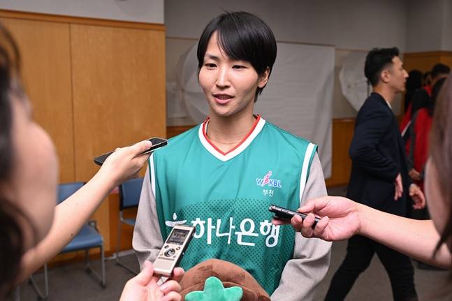 이이지마 사키가 인터뷰를 하고 있다. /사진=WKBL 제공