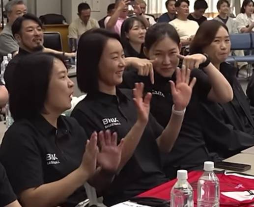 BNK 박정은 감독(오른쪽 2번째)이 이이지마 사키가 하나은행으로 가자 아쉬운 듯한 제스처를 하고 있다. /사진=WKBL 공식 유튜브 갈무리