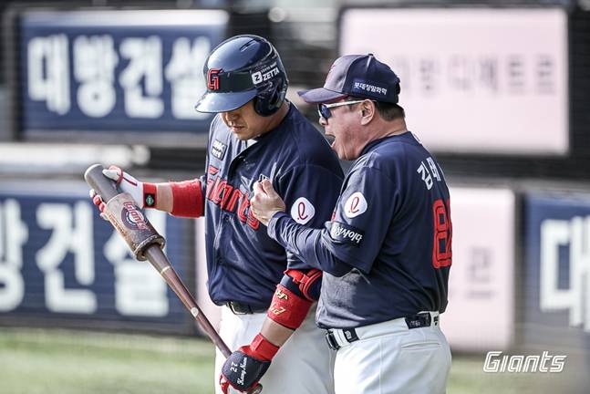 이야기를 하고 있는 유강남(왼쪽)과 김태형 감독. /사진=롯데 자이언츠