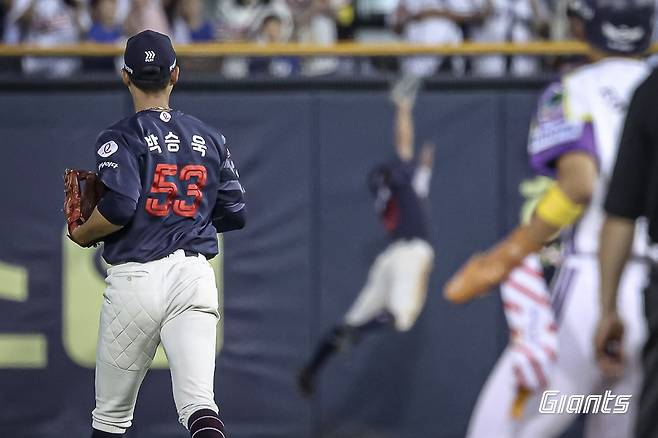 몸을 날리는 김동혁. /사진=롯데 자이언츠