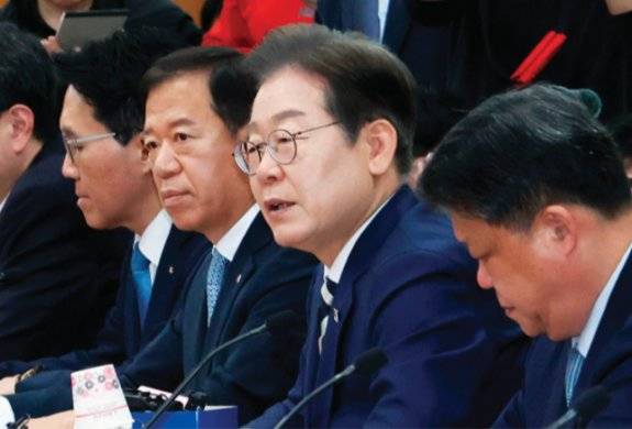 이재명 대통령(오른쪽에서 두 번째)이 대선 후보 시절인 4월 21일 서울 여의도 금융투자협회에서 열린 자본시장 활성화 간담회에 참석해 발언하고 있다. 뉴스1