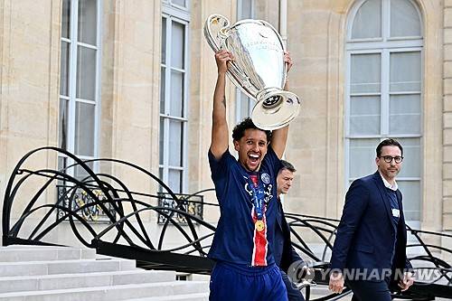 김민재가 소속팀인 독일 최고 명문 바이에른 뮌헨에서 이적 대상으로 분류된 가운데 이강인이 뛰고 있는 파리 생제르맹(PSG)이 김민재 에이전트와 면담한 것으로 알려져 귀추가 주목된다. 김민재는 PSG에서 리그1 우승까지 일궈내면 유럽 5대 빅리그에서 아시아 선수 최초로 3개 리그 우승을 거머쥔 선수가 된다. 연합뉴스