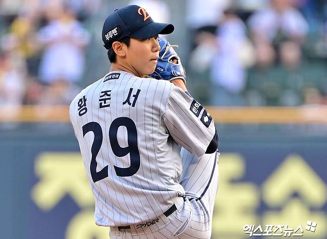 27일 오후 서울 송파구 잠실야구장에서 열린 '2025 신한 SOL Bank KBO리그' 한화 이글스와 LG 트윈스의 경기, 1회말 한화 선발투수 황준서가 공을 힘차게 던지고 있다. 엑스포츠뉴스 DB