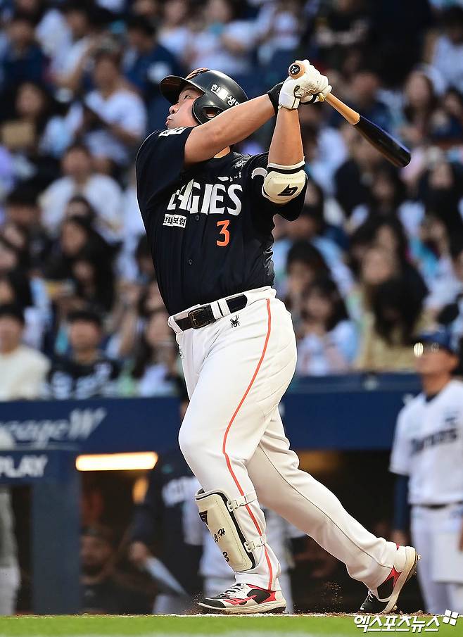 30일 오후 경상남도 창원NC파크에서 열린 '2025 신한 SOL Bank KBO리그' 한화 이글스와 NC 다이노스의 경기, 3회초 한화 선두타자 안치홍이 타격하고 있다. 결과는 우익수 플라이 아웃. 엑스포츠뉴스 DB